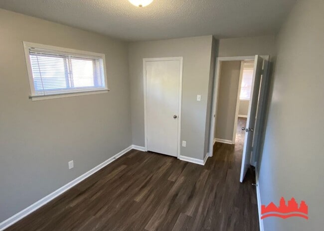 Building Photo - 5082 Chantilly Dr