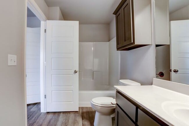 Building Photo - New Luxury 4/2.5 Townhome Close to Downtow...