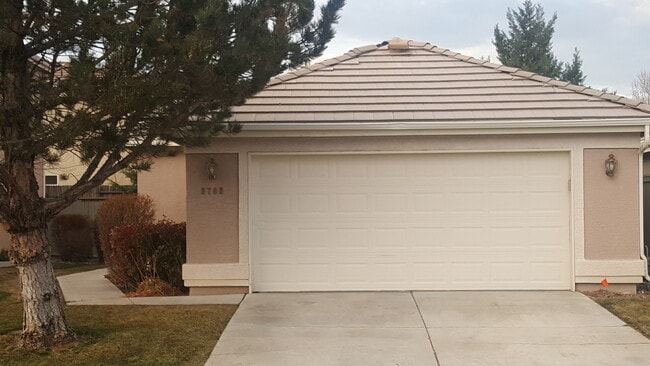 Building Photo - 2 bedroom 2 bath home, 2 car garage, in So...