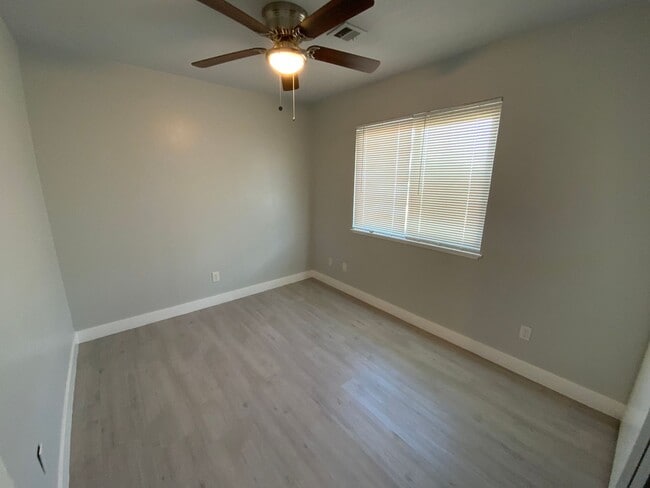 Building Photo - Fourplex. Unit for Rent