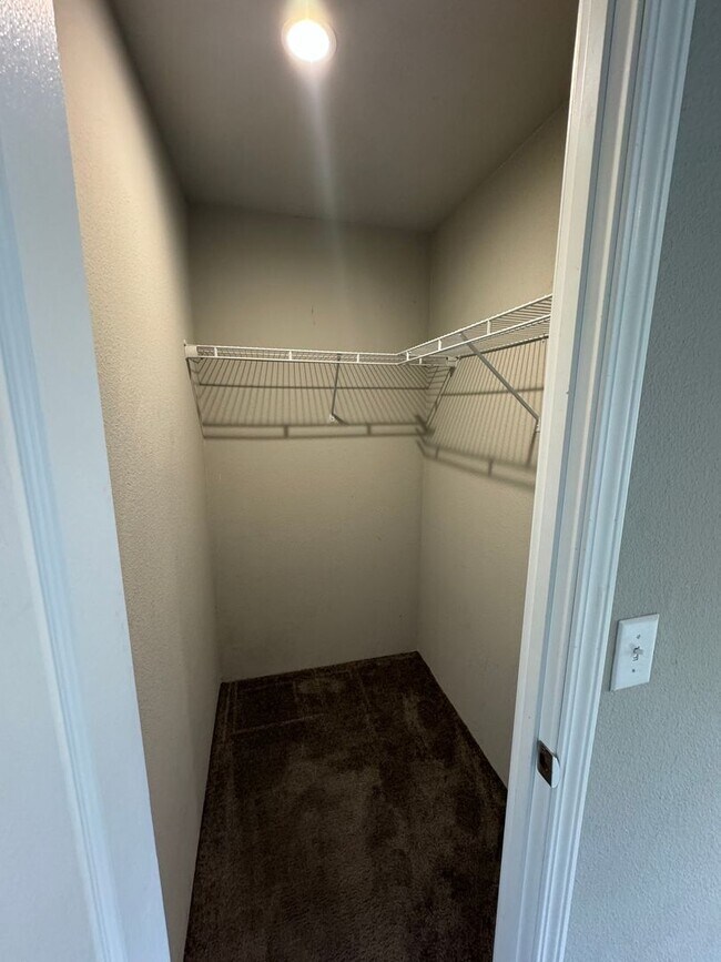 Building Photo - Move-In Special! 1/2 First Month Rent!! 2 bedroom, 2 Bath in the heart of town