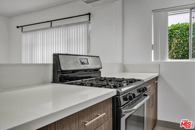 Building Photo - 149 S Hayworth Ave