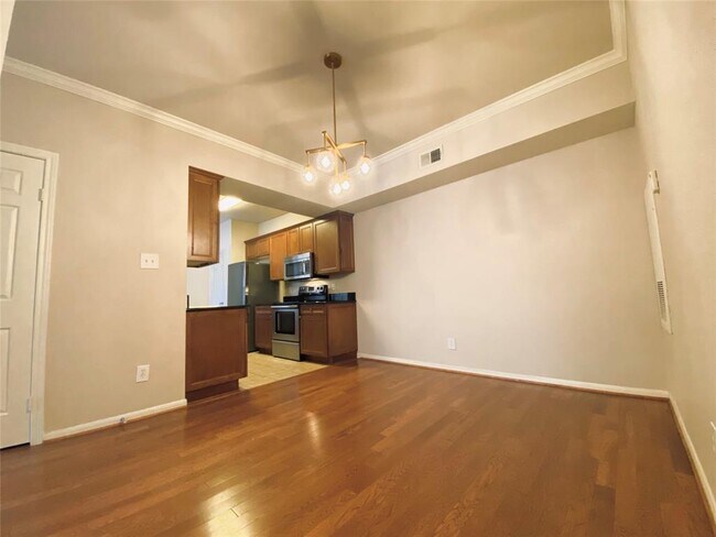 Building Photo - 2255 Braeswood Park Dr