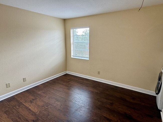 Building Photo - 2/1.5 Townhome located in Tampa with Priva...