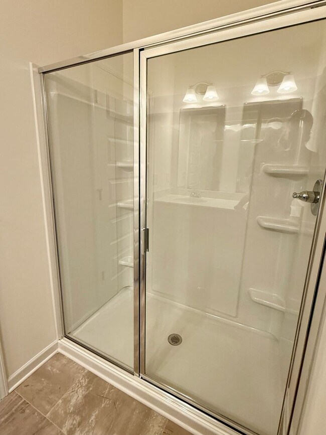 Building Photo - New no-fuss townhome close to everything