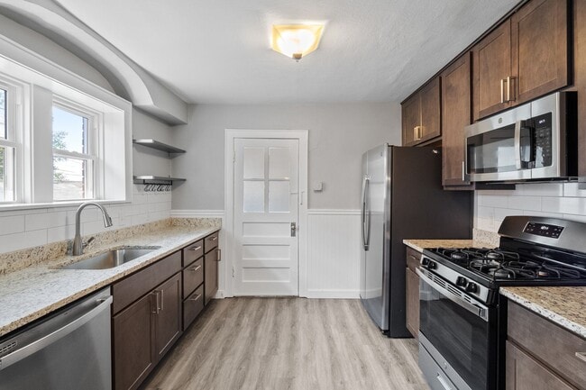 Building Photo - Flockin' Cute House