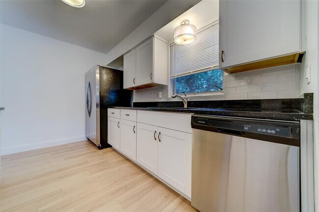 Building Photo - 11424 79th Ave