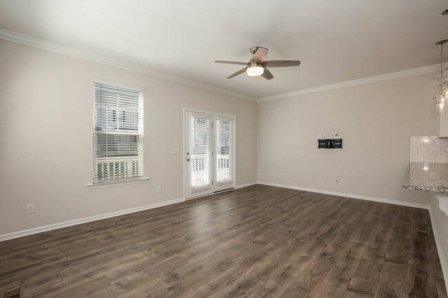 Building Photo - Four Bedroom Townhome!