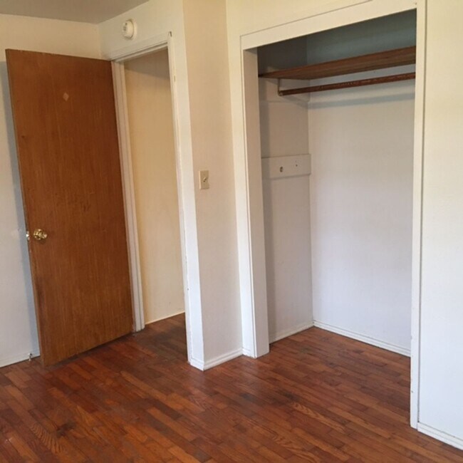Building Photo - 3+ Bdrm in Quiet Neighborhood w/Lots of Natural Light