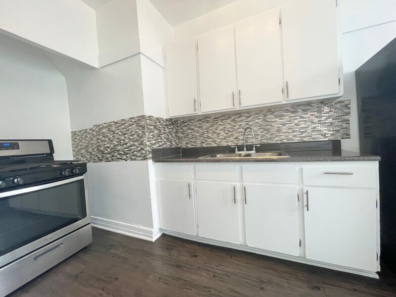 Building Photo - 913 Grattan St
