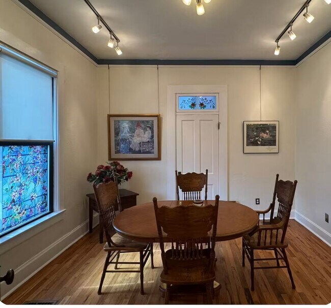 Building Photo - Historic Home 2 Bedroom +office 2 Baths, and Off street Parking