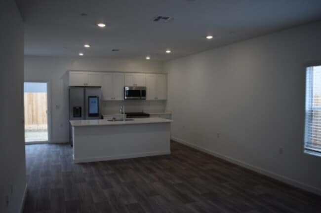 Building Photo - 4472 N San Miguel Ave