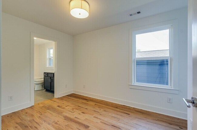 Building Photo - 1822 16th Ave N