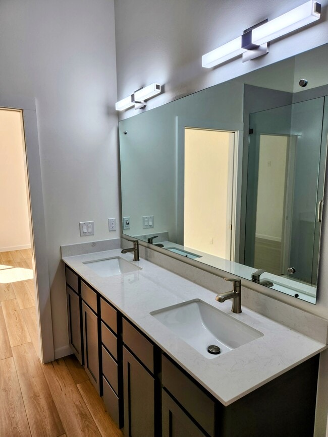 Building Photo - 2707 W Kerria Ave