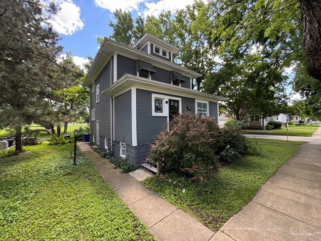 Building Photo - 519 S Hale St