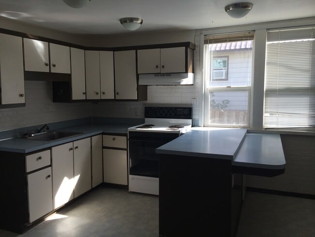 Building Photo - 3 Bedroom 2 Bathroom Home in Fantastic Location