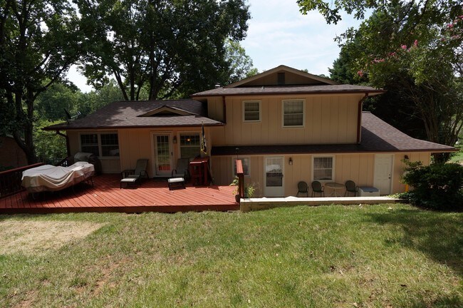 Building Photo - 1058 18th Ave NW