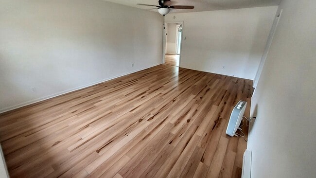 Building Photo - 2 Bedroom 1 Bath 1025 Sqft Home Minutes to...