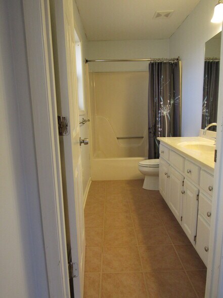 Master bathroom - 1273 W Wylie Bridge Rd