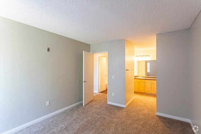 2 BR, 1 BA - 807 SF - Skyline
