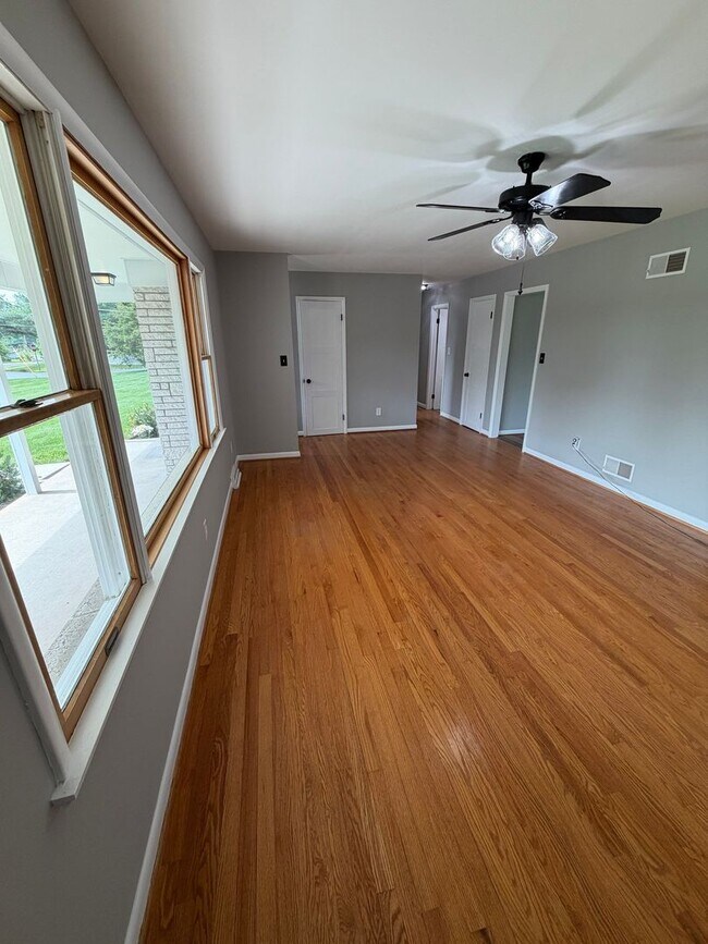 Building Photo - 3 Bedroom Rancher-Country Setting