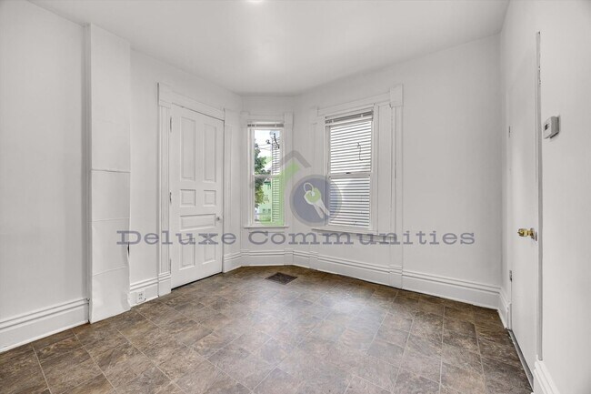 Building Photo - Charming 1 Bedroom with Natural Light & Ba...