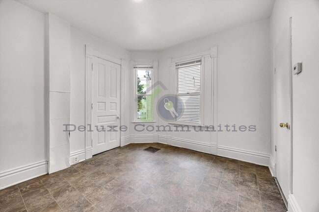 Building Photo - Charming 1 Bedroom with Natural Light & Basement Laundry