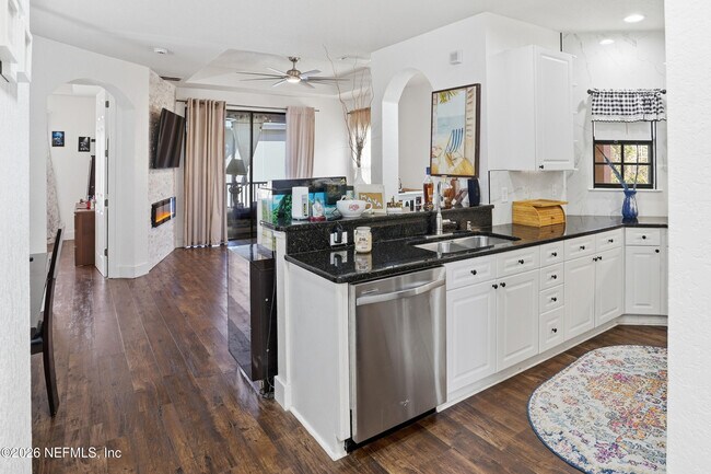 Building Photo - 450 La Travesia Flora