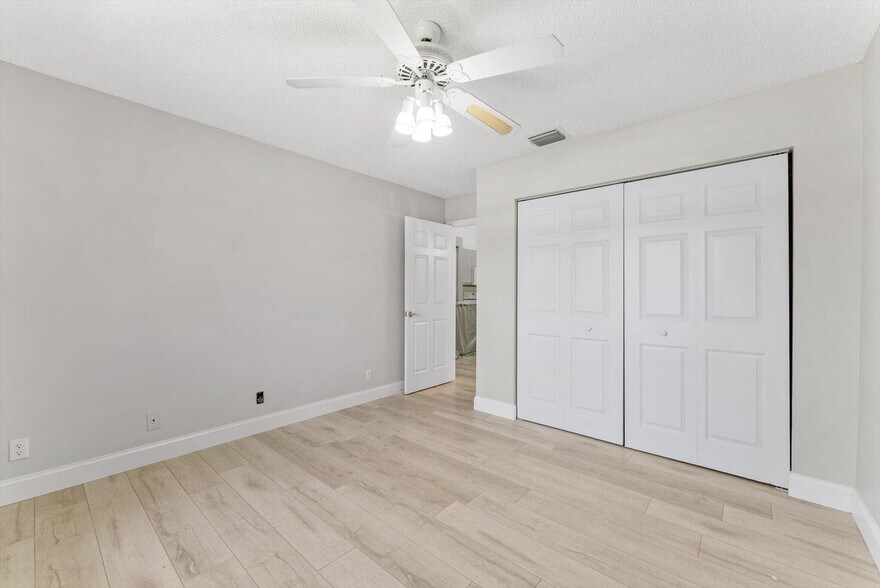 Building Photo - 5809 Sun Pointe Cir