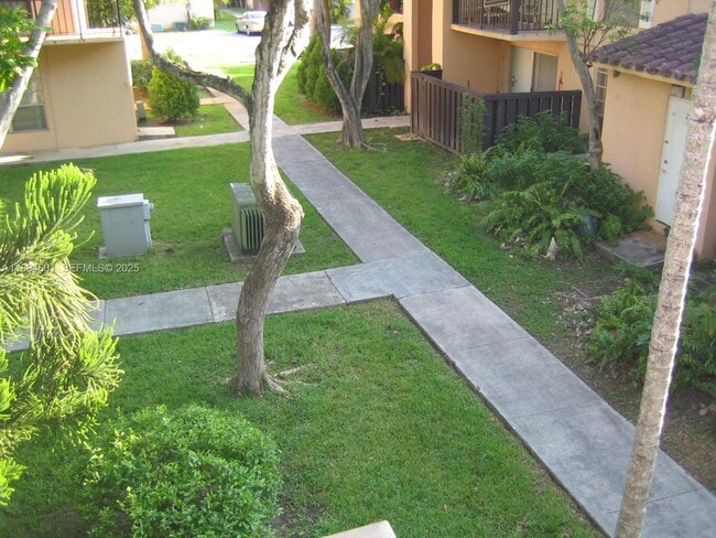 Building Photo - 10824 N Kendall Dr