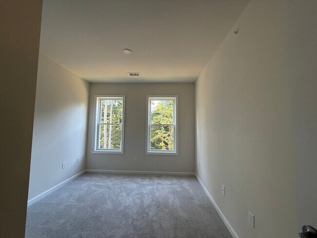 Building Photo - 4 Winslow Ln