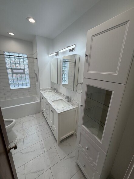 Building Photo - 486 N Hermitage Ave