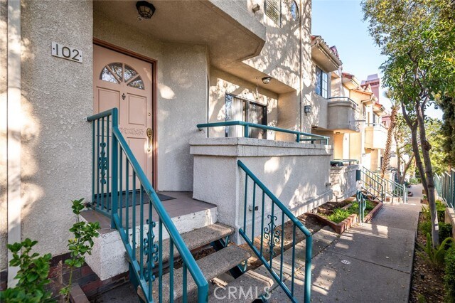 Building Photo - 2930 Montrose Ave