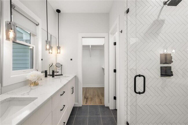 Building Photo - 654 Woodward Ave SE