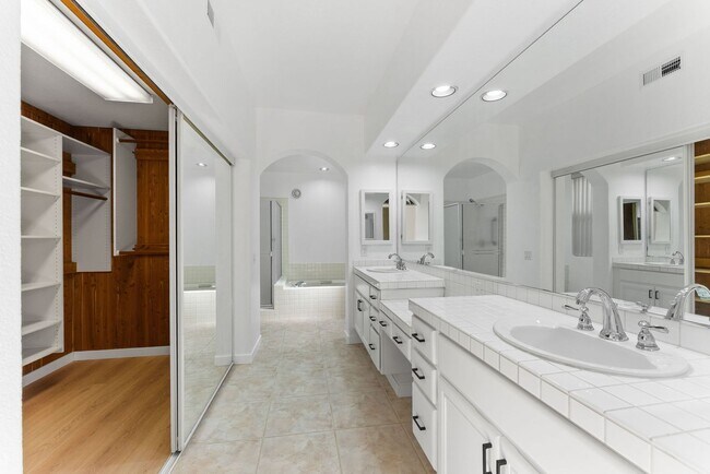 Building Photo - 4 Bed/2.5 Bath Vista Residence Beautifully Upgraded and Ready for Move In!