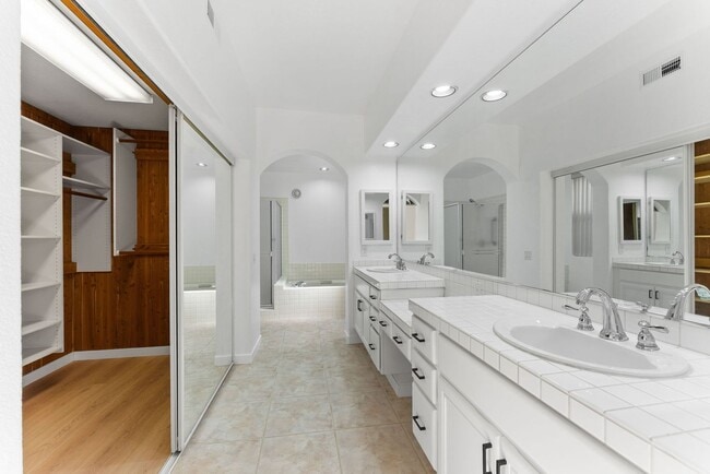 Building Photo - 4 Bed/2.5 Bath Vista Residence Beautifully...