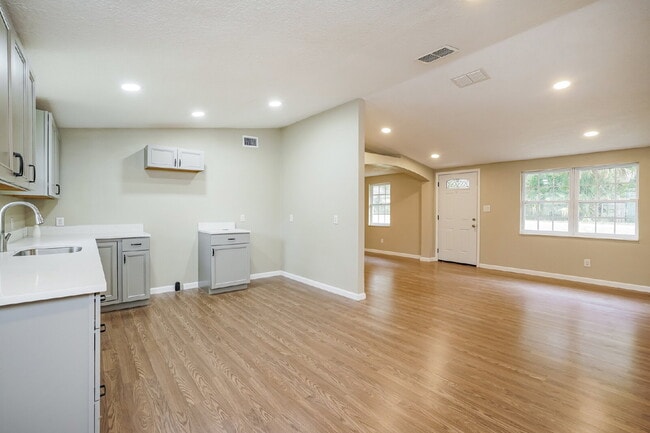 Building Photo - "Charming 3-Bed Sanctuary with Scenic Views in Floral City - 1608 Sq Ft of Comfort!"