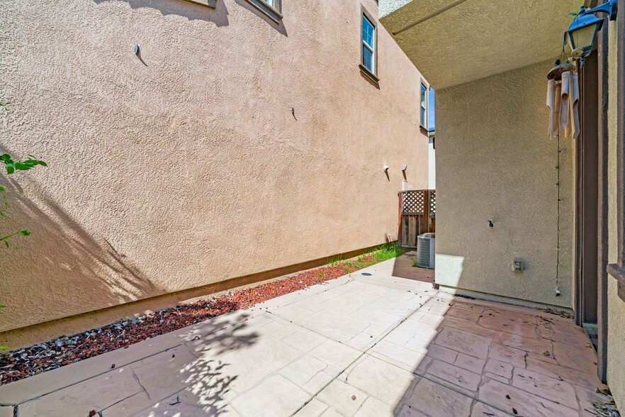 Building Photo - 3343 Vittoria Loop