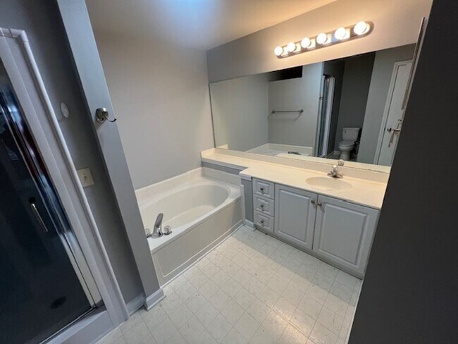 Building Photo - Waterfront - 2 Bed/2 Bath Condo - Pier 33 - Alley Kitchen - Fireplace - Washer/Dryer Included - C...