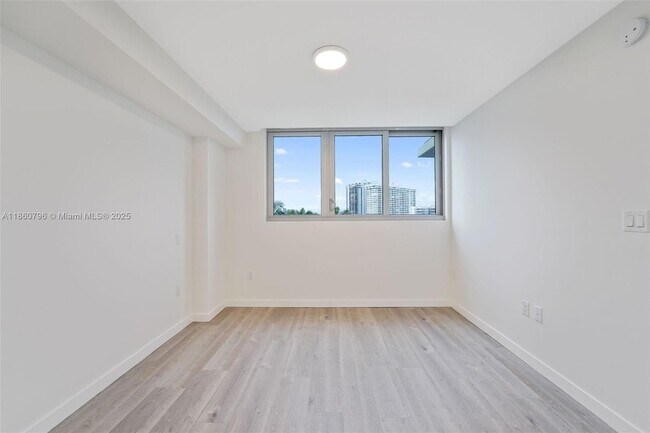 Building Photo - 1500 Bay Rd