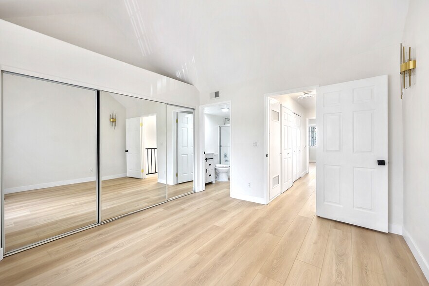 Building Photo - 10128 Hillhaven Ave