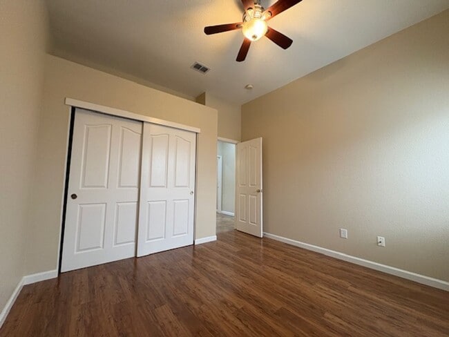 Building Photo - 3 bdrm + den in Woodcreek Oaks