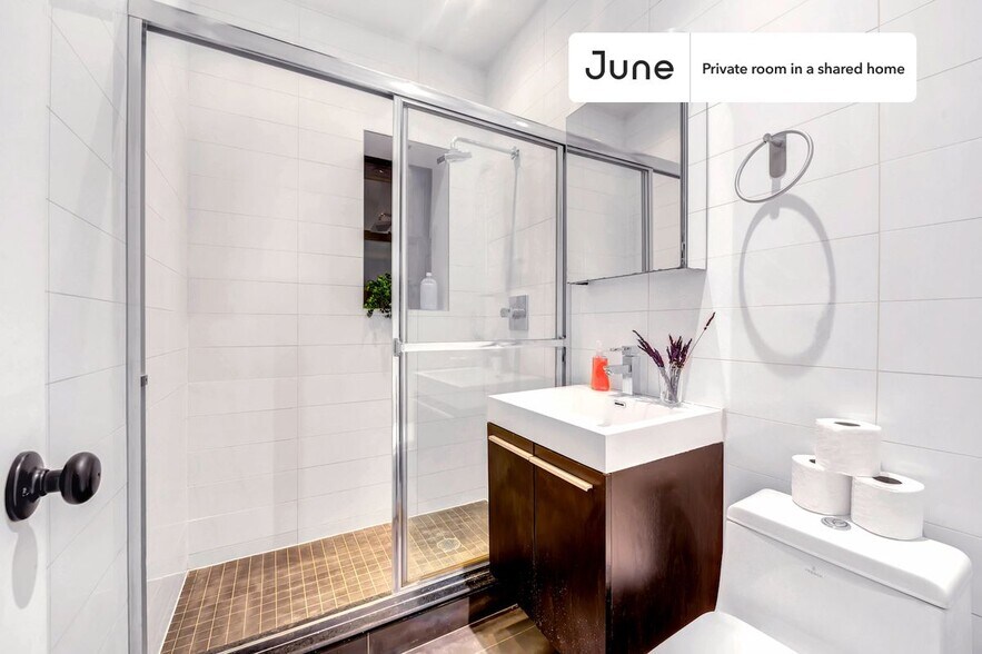 Building Photo - Room in Shared 3.0 bed/1 bath home