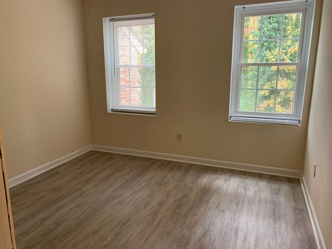 Building Photo - Available Now! Limited time price DROP! - End unit townhome