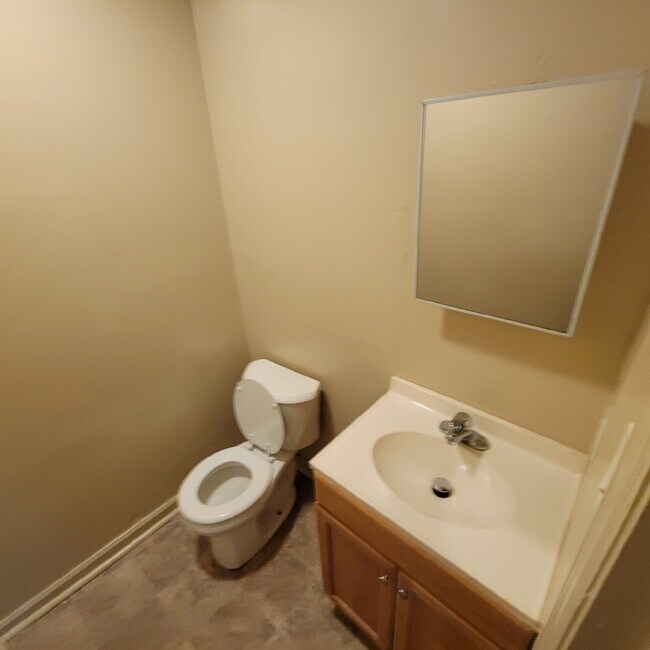 Building Photo - 4BR/1.5BATH House near Fairgrounds!