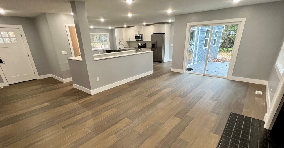 Building Photo - 5041 Medina Rd