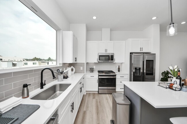 Building Photo - 8320 Brecha Ln