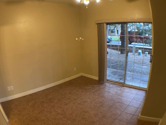 Building Photo - AVAILABLE NOW! | Townhouse in University heights
