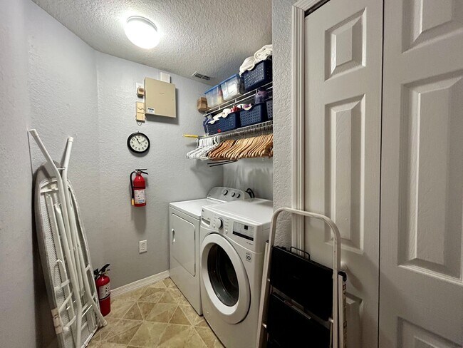 Building Photo - 5483 Vineland Rd