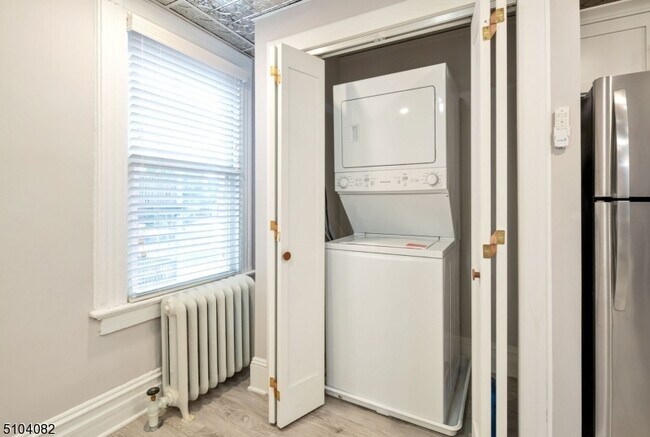 Building Photo - 204 Forest St